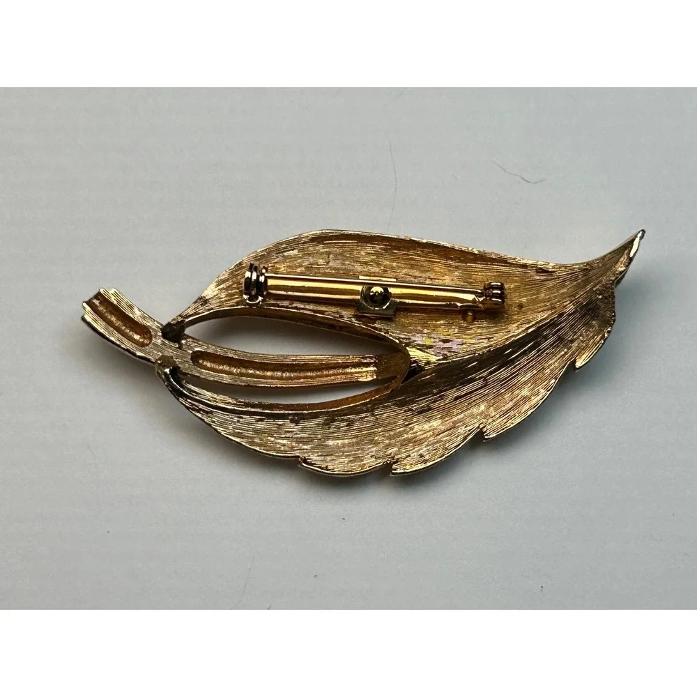 Vintage Gold Tone Leaf Pin Brooch Elegant Nature Inspired Jewelry Accent